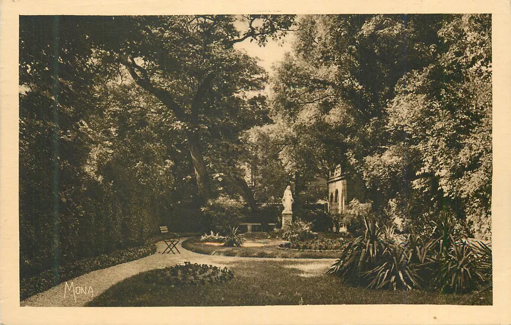 Schattiger Garten — Statue und Allee — Verlag Mona - Vorderseite